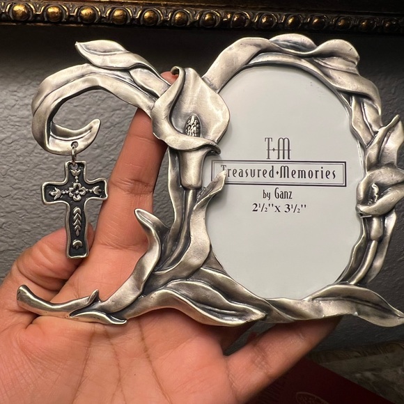 Pewter 2 1/2 x 3 1/2 Silver picture frame With Flowered Cross & Lily’s By Ganz - Picture 5 of 8